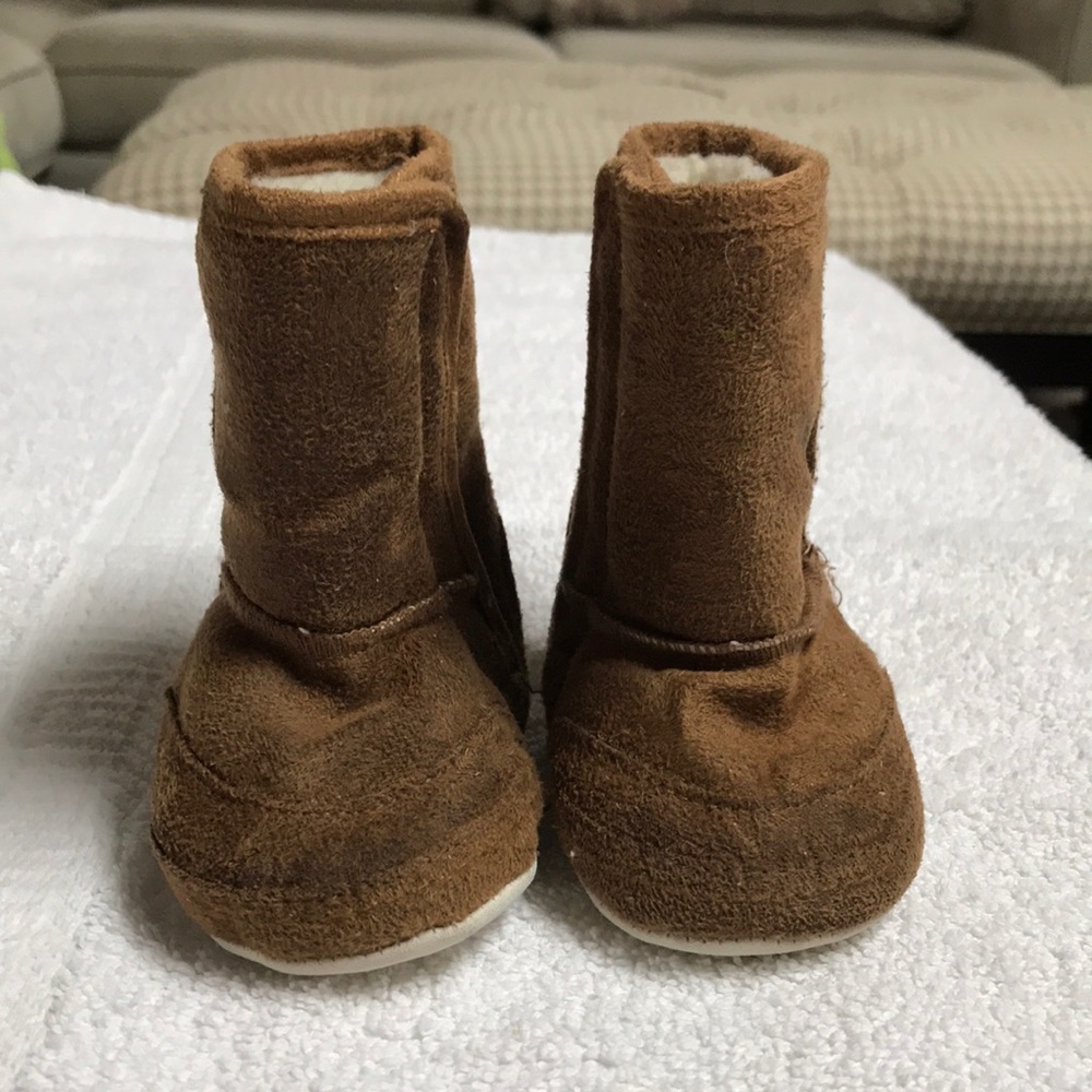 Suede baby boots